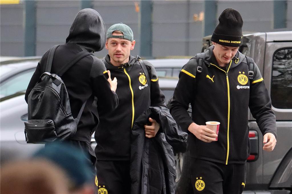 Die BVB-Profis auf dem Weg ins Teamhotel.