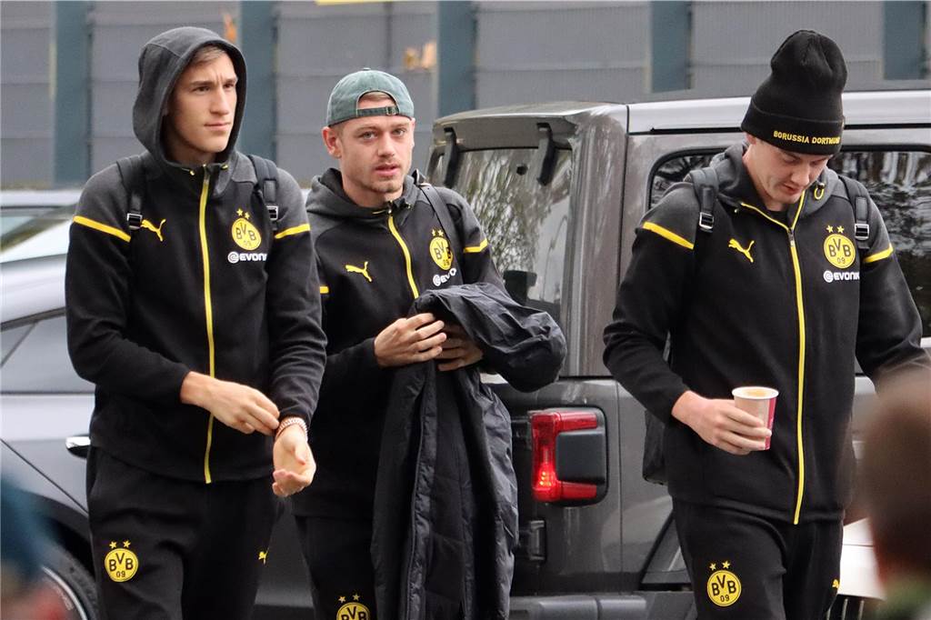 Die BVB-Profis auf dem Weg ins Teamhotel.