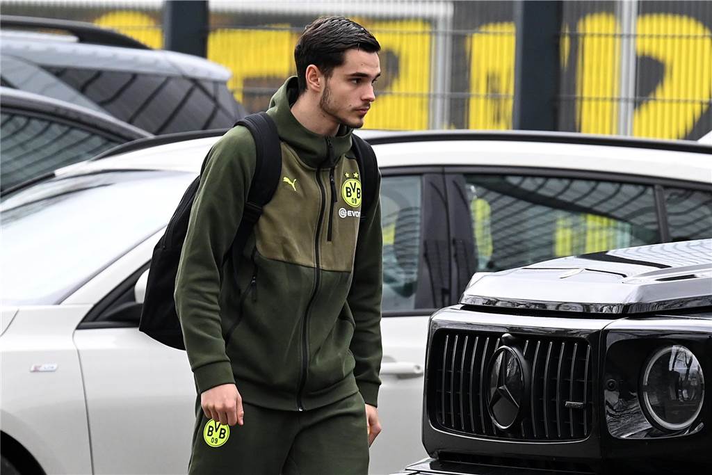 Die BVB-Profis auf dem Weg ins Teamhotel.