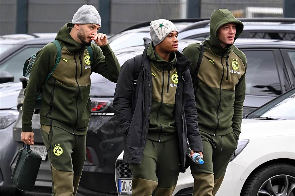 Die BVB-Profis auf dem Weg ins Teamhotel.