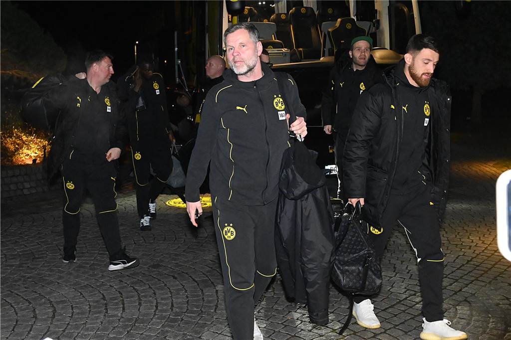 Die BVB-Profis auf dem Weg ins Teamhotel.