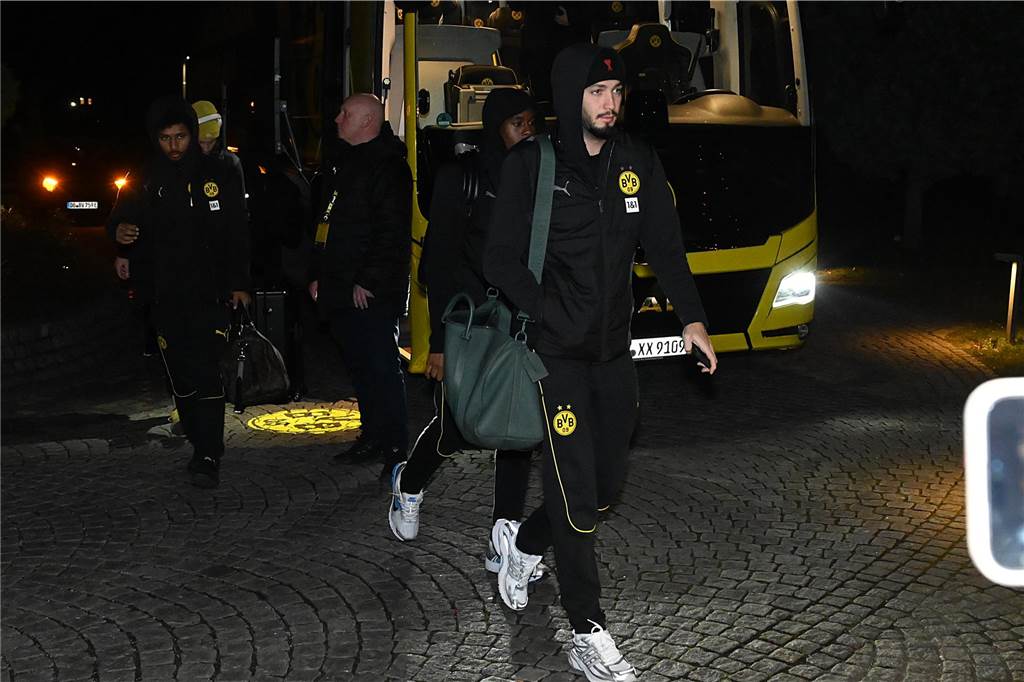 Die BVB-Profis auf dem Weg ins Teamhotel.