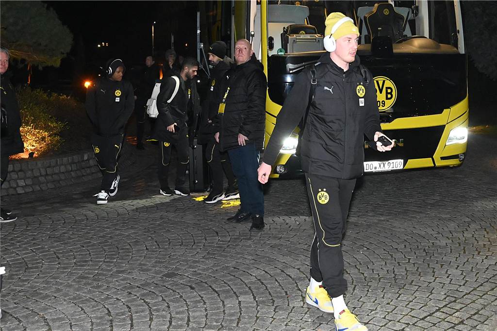 Die BVB-Profis auf dem Weg ins Teamhotel.