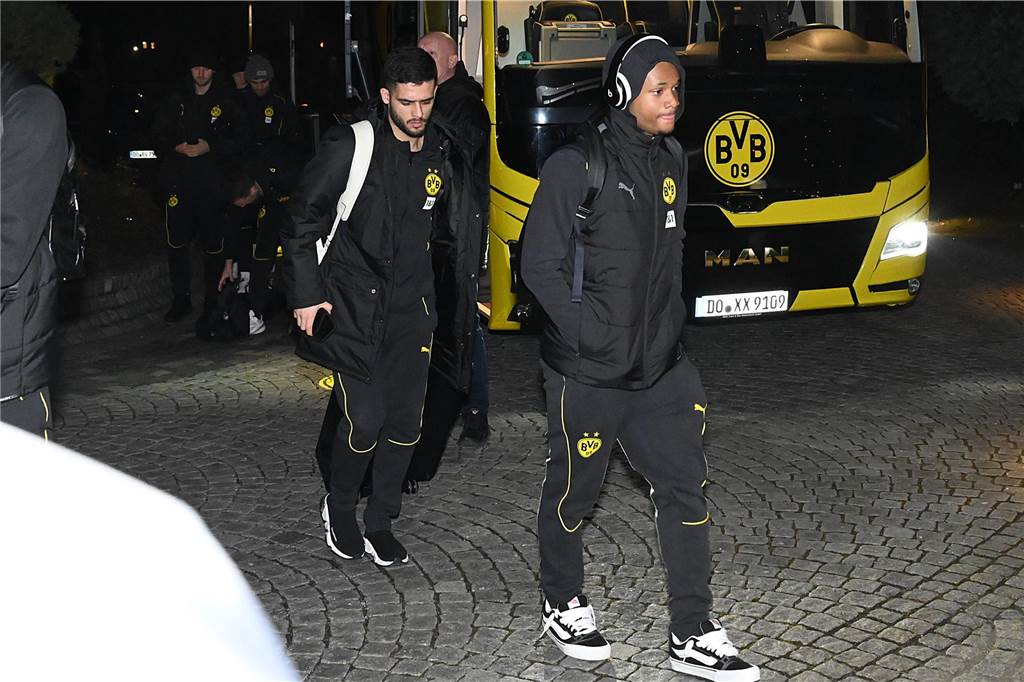 Die BVB-Profis auf dem Weg ins Teamhotel.