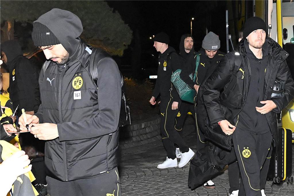 Die BVB-Profis auf dem Weg ins Teamhotel.