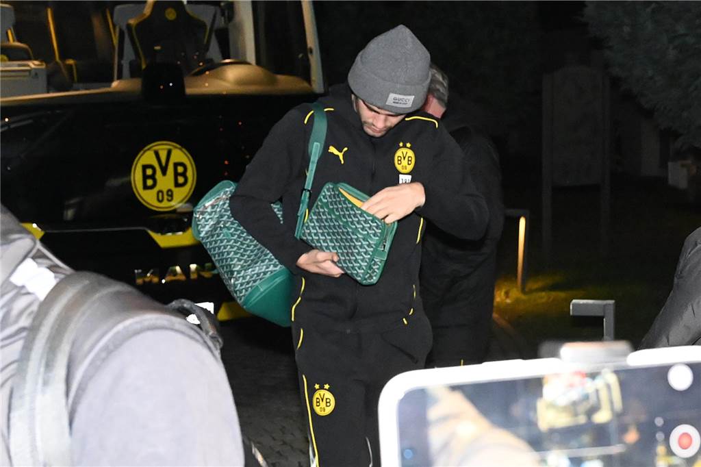 Die BVB-Profis auf dem Weg ins Teamhotel.