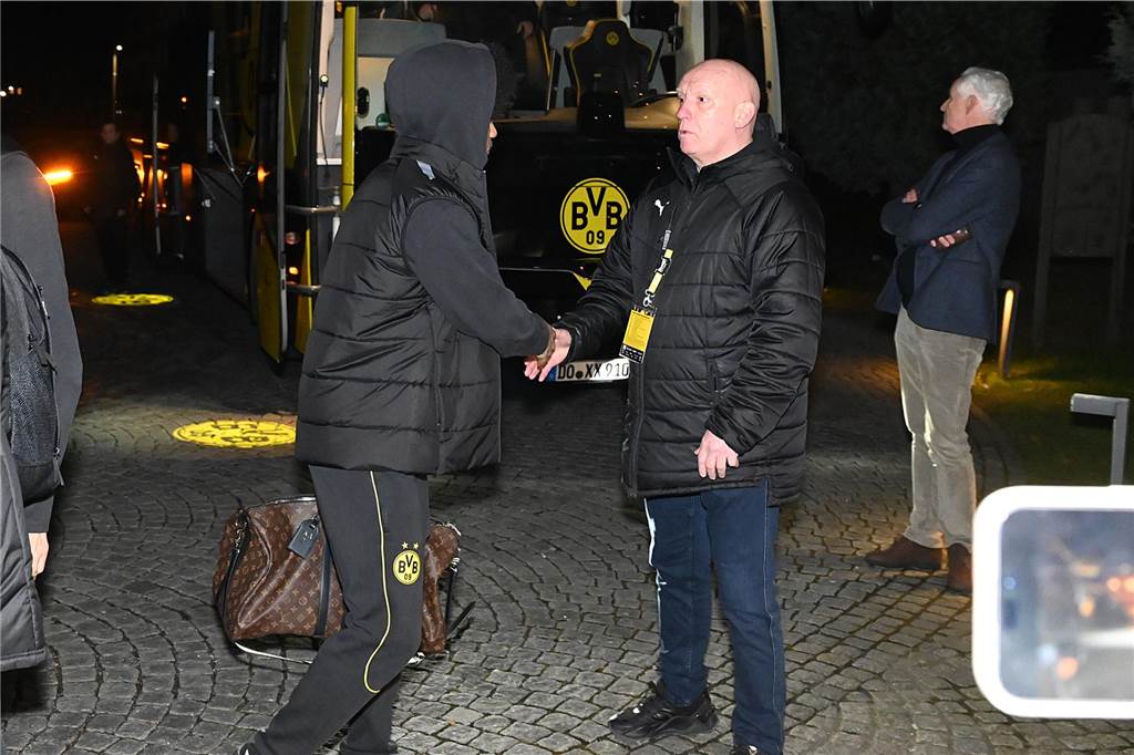 Die BVB-Profis auf dem Weg ins Teamhotel.