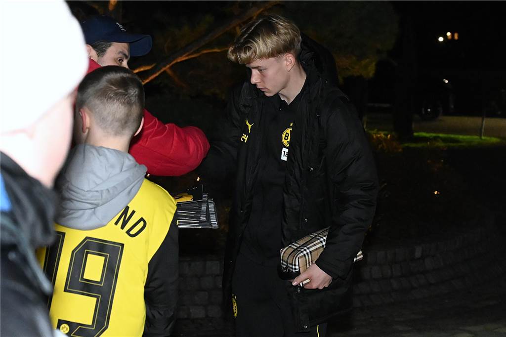 Die BVB-Profis auf dem Weg ins Teamhotel.