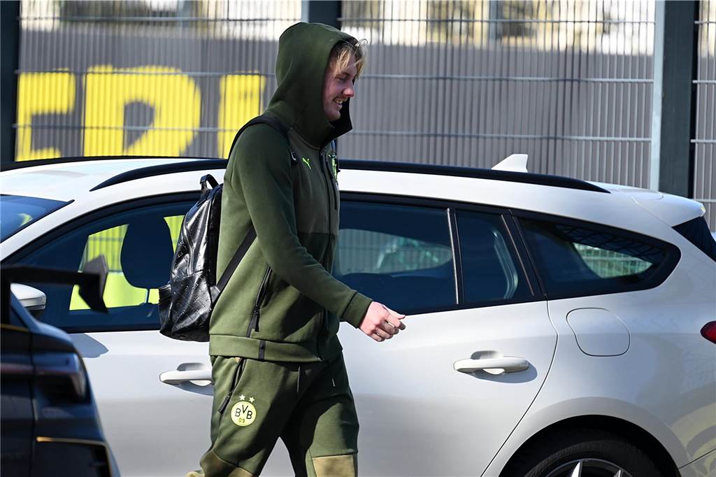 Die BVB-Profis auf dem Weg ins Teamhotel.