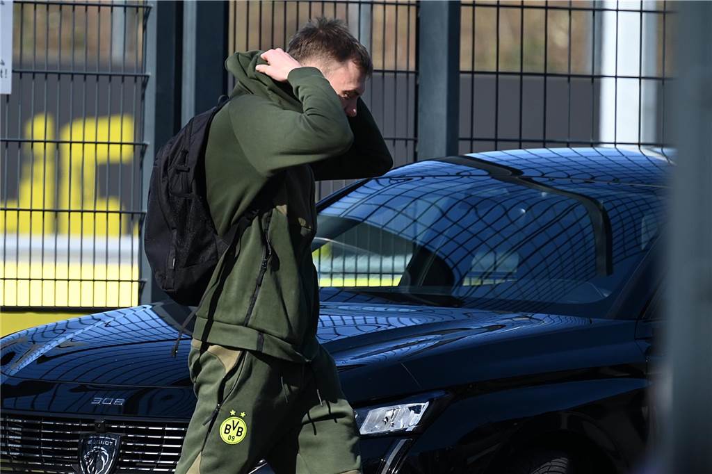 Die BVB-Profis auf dem Weg ins Teamhotel.