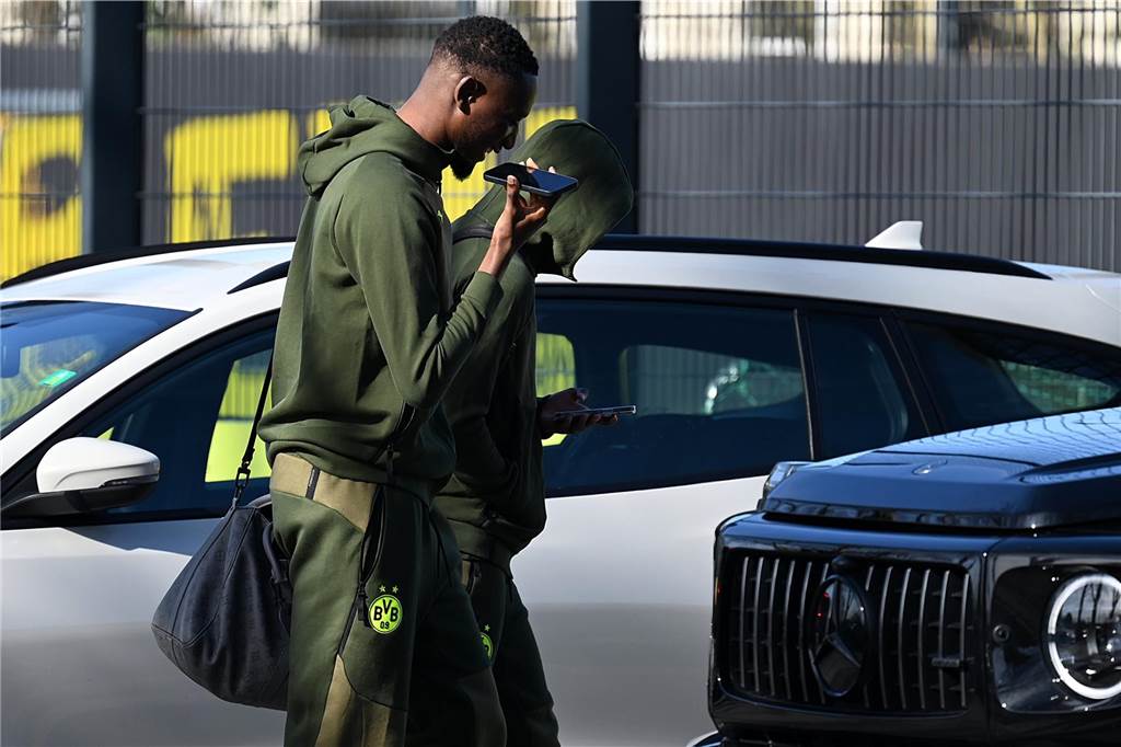 Die BVB-Profis auf dem Weg ins Teamhotel.