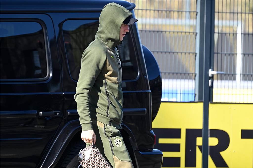 Die BVB-Profis auf dem Weg ins Teamhotel.