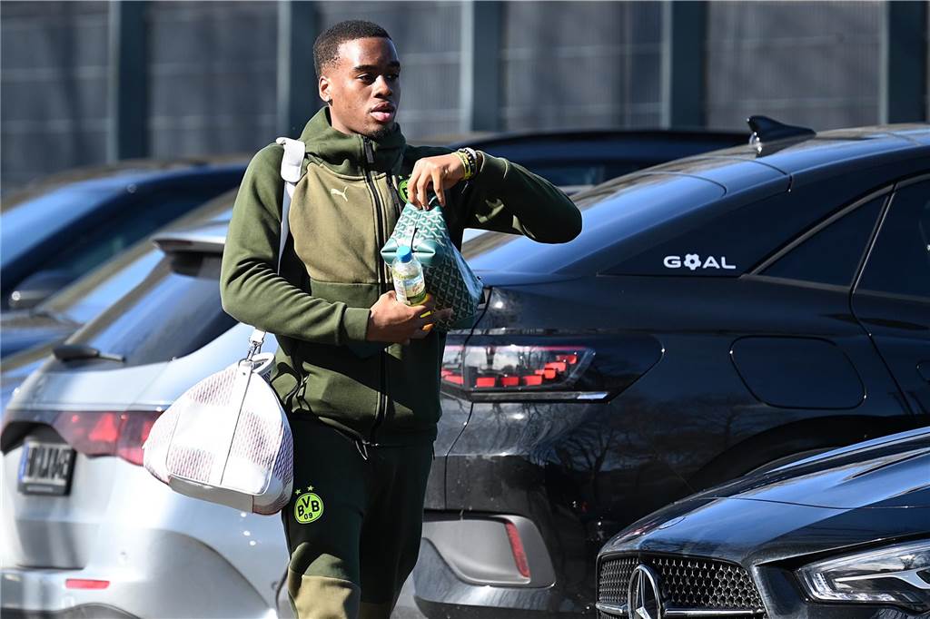 Die BVB-Profis auf dem Weg ins Teamhotel.