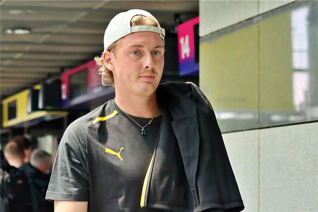 Die BVB-Profis auf dem Weg nach Erfurt.