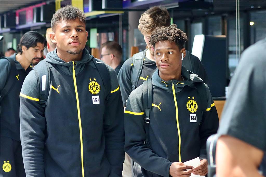 Die BVB-Profis auf dem Weg nach Erfurt.