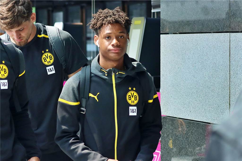 Die BVB-Profis auf dem Weg nach Erfurt.