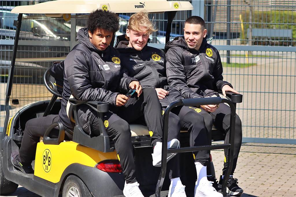 Die BVB-Profis auf dem Weg zum Fotoshooting in Brackel.