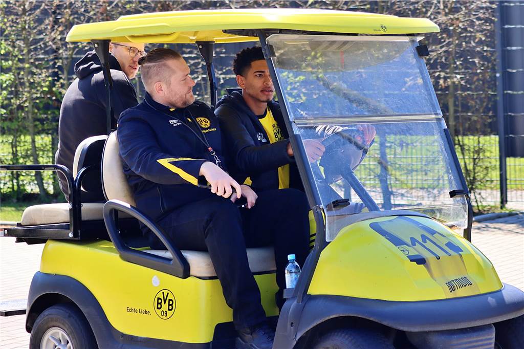 Die BVB-Profis auf dem Weg zum Fotoshooting in Brackel.