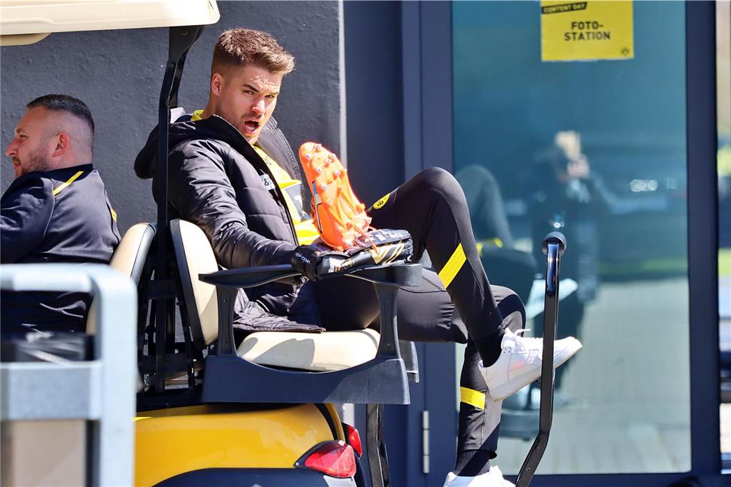 Die BVB-Profis auf dem Weg zum Fotoshooting in Brackel.
