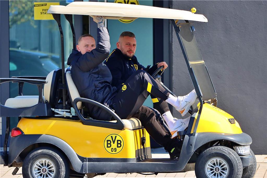 Die BVB-Profis auf dem Weg zum Fotoshooting in Brackel.
