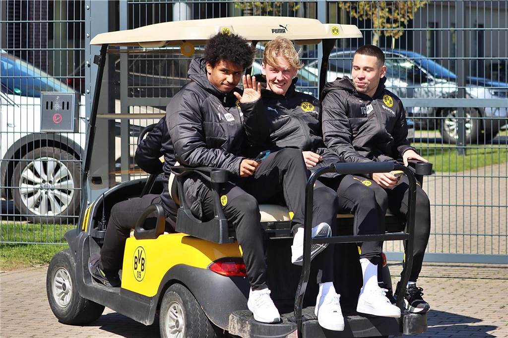 Die BVB-Profis auf dem Weg zum Fotoshooting in Brackel.