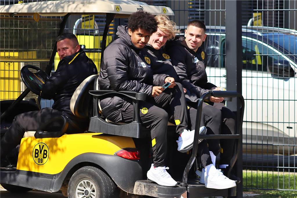 Die BVB-Profis auf dem Weg zum Fotoshooting in Brackel.