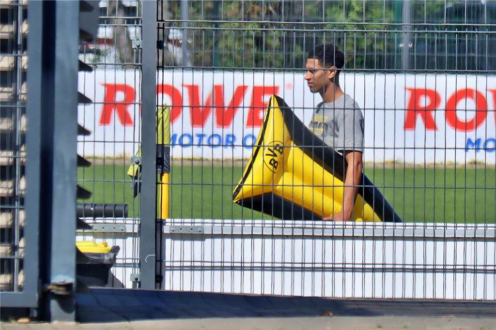 Die BVB-Profis auf dem Weg zum Fotoshooting in Brackel.
