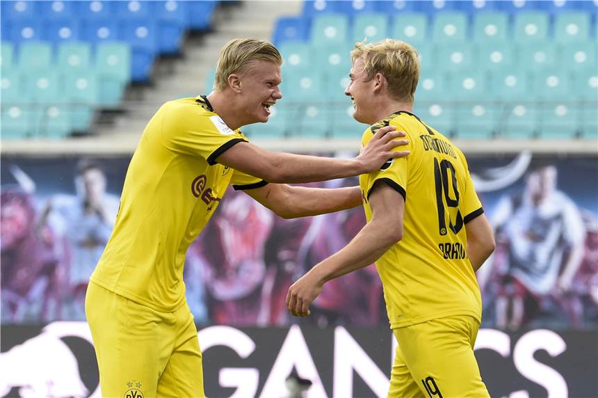 Hummels, Brandt oder Haaland? Jetzt den BVB-Spieler des Tages wählen Die BVB-Profis Erling Haaland (l.) und Julian Brandt jubeln gegen Leipzig.