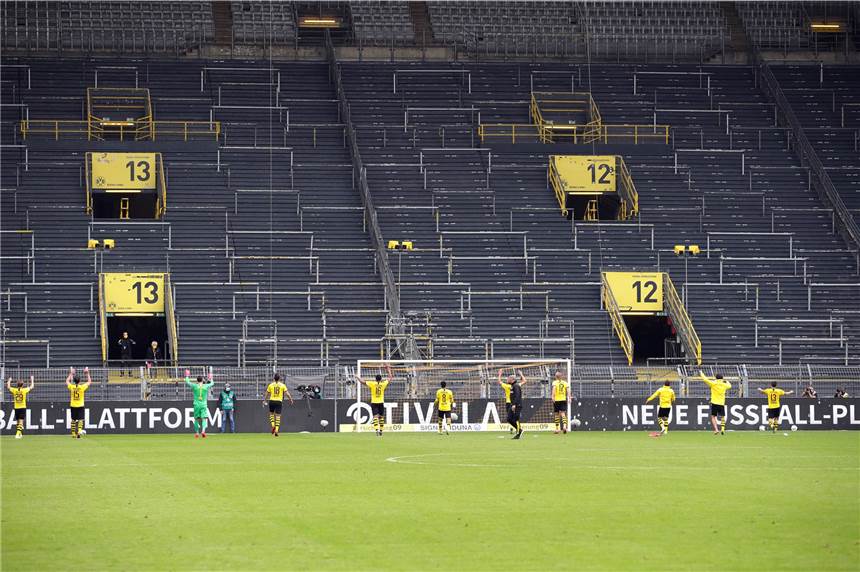 DFL hofft auf Zuschauer: Wie soll der BVB entscheiden, wer rein darf? Die BVB-Profis feiern vor der leeren Südtribüne. Bilder wie dieses soll es ab der neuen Saison nicht mehr geben.