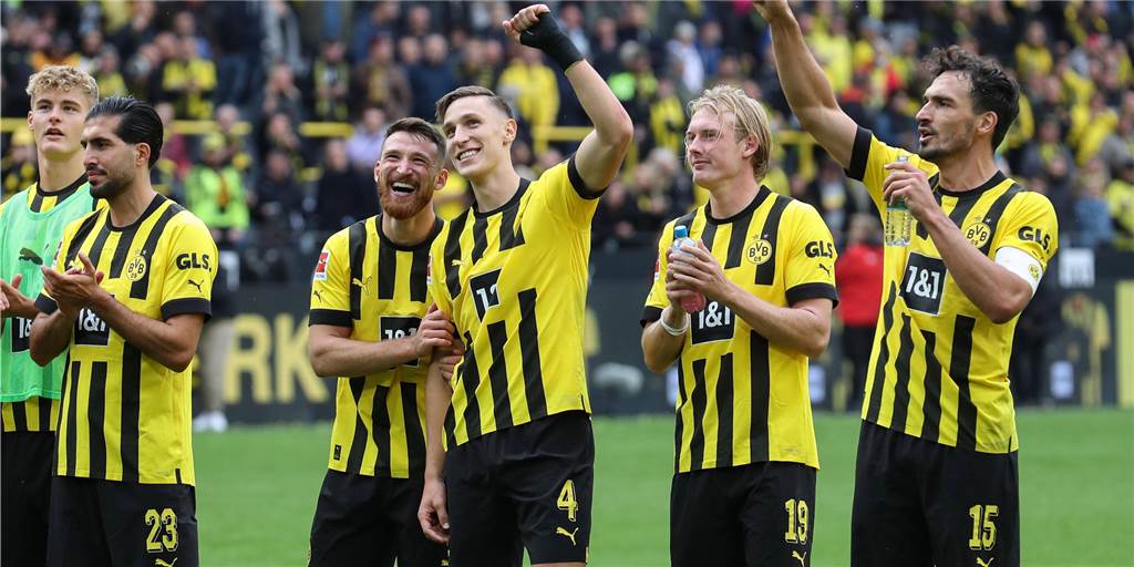 Fitness, Belastung, Form: BVB-Defensive vor den intensiven Wochen im Check Die BVB-Profis Tom Rothe, Emre Can, Salih Özcan, Nico Schlotterbeck, Julian Brandt und Mats Hummels feiern den Derbysieg.