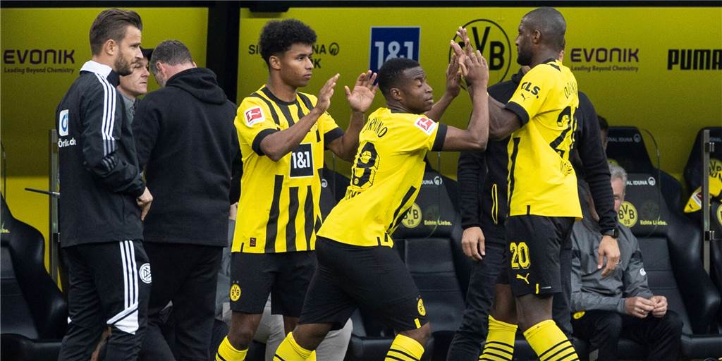 Karim Adeyemi und Youssoufa Moukoko werden eingewechselt, Anthony Modeste verlässt den Platz.