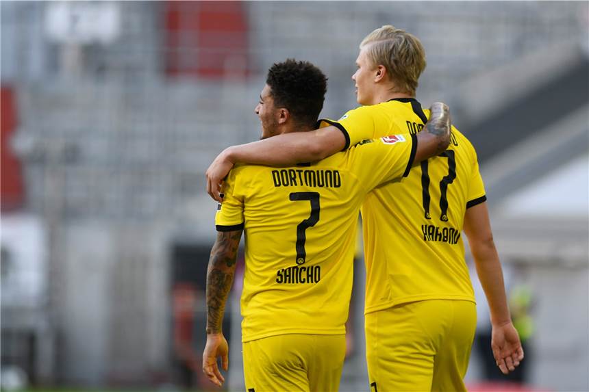 Nicht nur wegen Jadon Sancho: Engländer feiern Transferkönig BVB Die BVB-Profis Jadon Sancho (l.) und Erling Haaland laufen Arm in Arm über den Platz.