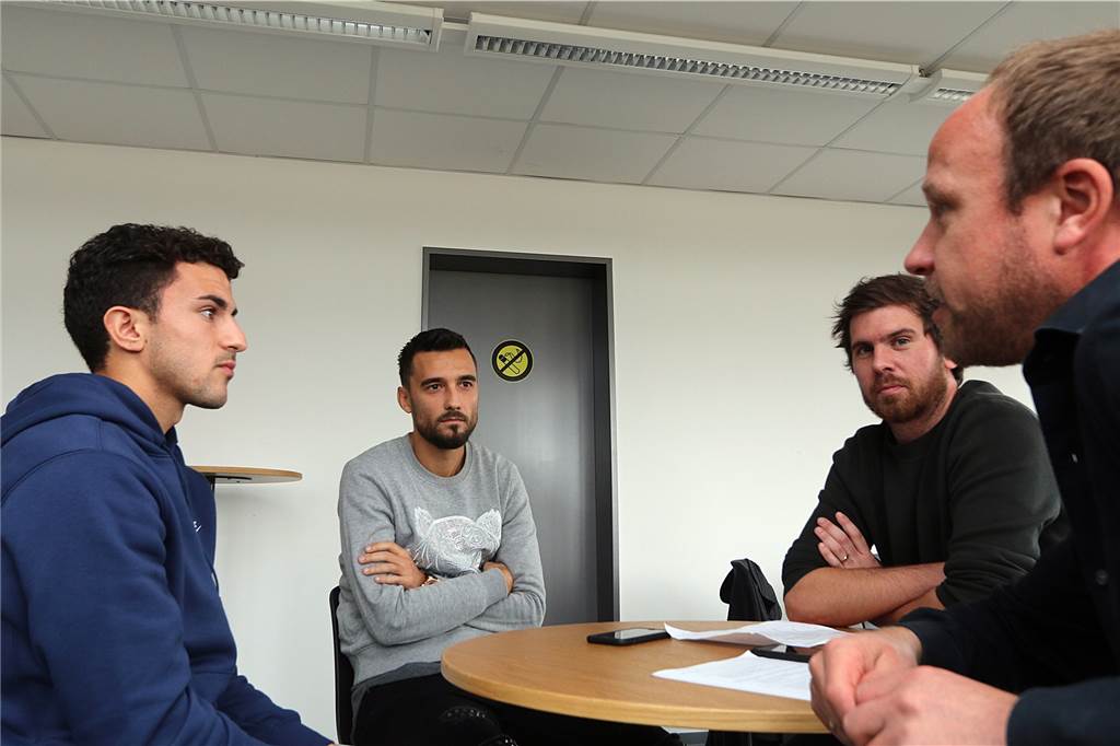 BVB-Neuzugang Mateu Morey im Exklusiv-Interview: Es gibt keine Garantie, dass es klappt Die BVB-Reporter Jürgen Koers (r.) und Tobias Jöhren im Gespräch mit Mateu Morey.
