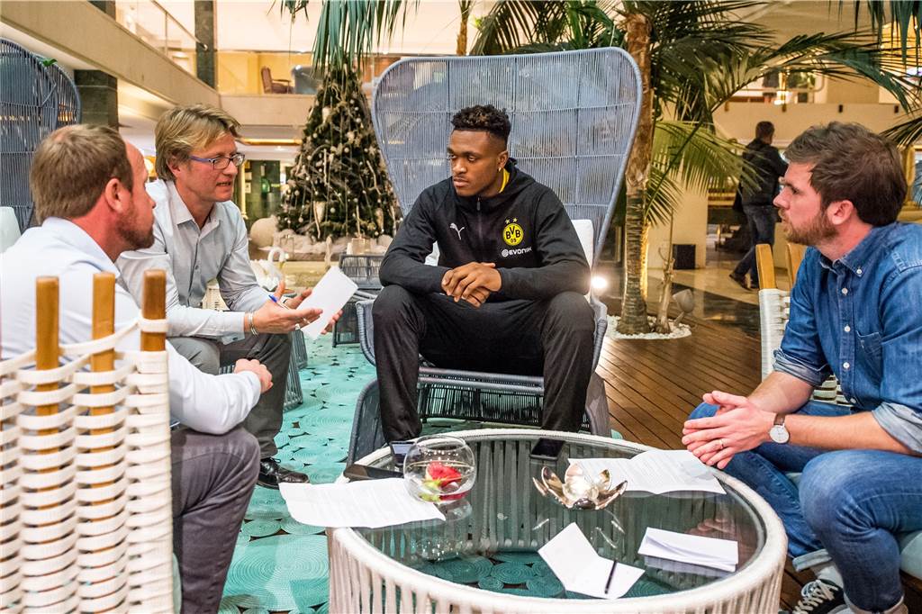 BVB-Abwehrspieler Zagadou im Exklusiv-Interview: Ich bleibe einfach cool Die BVB-Reporter Tobias Jöhren (r.) und Jürgen Koers (l.) im Interview mit Dan-Axel Zagadou.