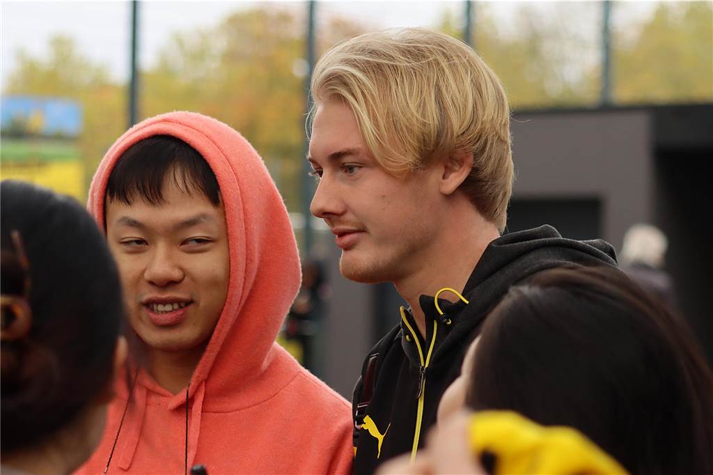 Die BVB-Spieler auf dem Weg ins Teamhotel.