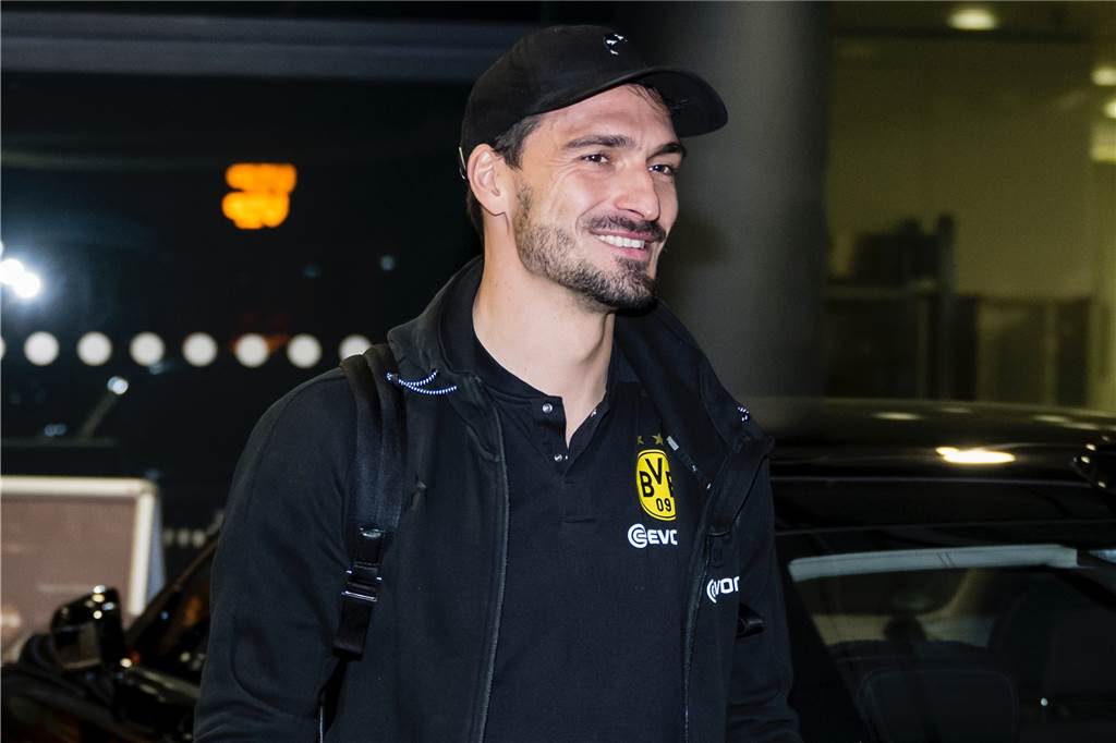 Die BVB-Spieler auf dem Weg nach Singapur.