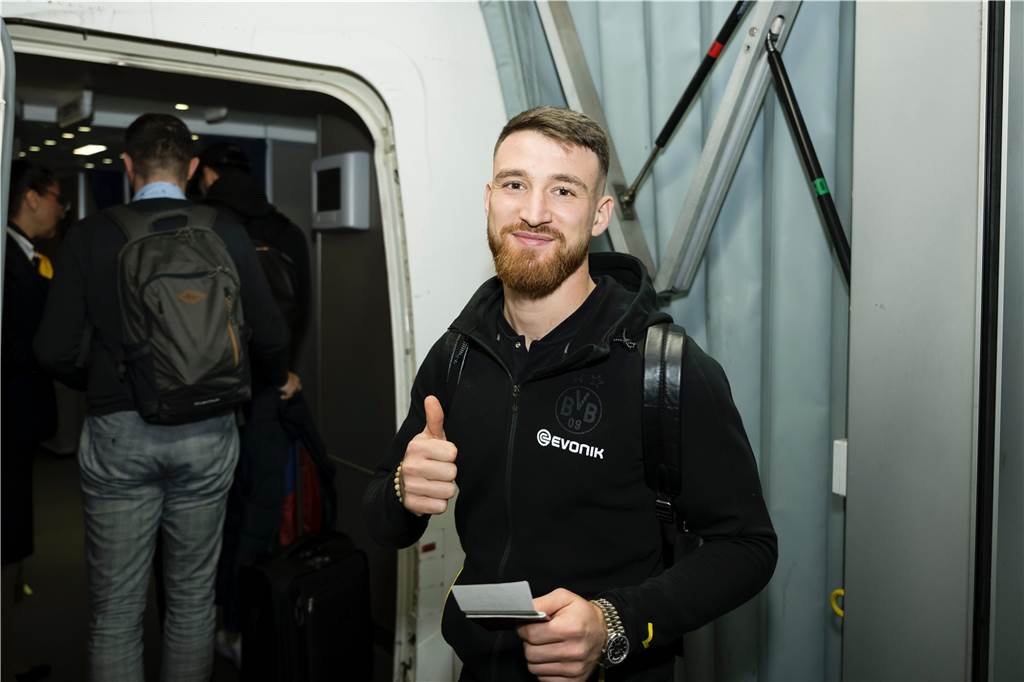 Die BVB-Spieler auf dem Weg nach Singapur.