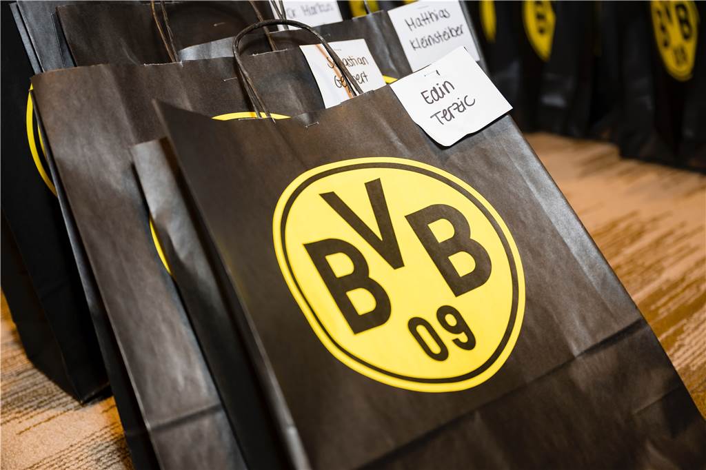 Die BVB-Spieler auf dem Weg nach Singapur.