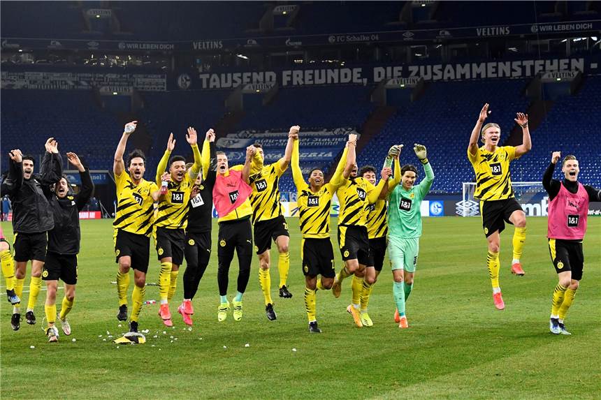 BVB-Podcast: Ein Derbysieg mit Nachspiel - Bielefeld und Gladbach warten Die BVB-Spieler bejubeln den Derbysieg auf Schalke.