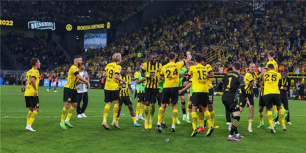 BVB-Serie geht weiter: Mit Minimalismus an die Tabellenspitze Die BVB-Spieler bejubeln den Sieg gegen Hoffenheim vor der Südtribüne.