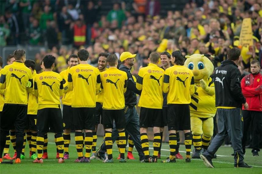 Rauschender Abschied für BVB-Coach Jürgen Klopp Die BVB-Spieler bilden eine Gasse für Trainer Jürgen Klopp.