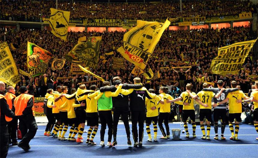Die BVB-Spieler feiern den Einzug ins Pokal-Endspiel nach dem Halbfinale-Sieg bei Herrha BSC.