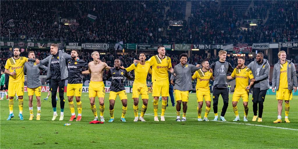 Fahriger BVB-Auftritt in Hannover: Die Zweifel wachsen trotz des 2:0 Die BVB-Spieler feiern den Sieg in Hannover mit den Fans.