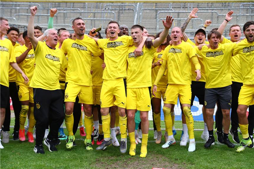 BVB-U23 feiert, Essen gratuliert - doch das Bangen um den Aufstieg geht weiter Die BVB-Spieler feiern in Wuppertal. Dem Drittliga-Aufstieg der U23 steht momentan nur noch ein Gerichtsurteil im Wege. Das soll in der kommenden Woche fallen.
