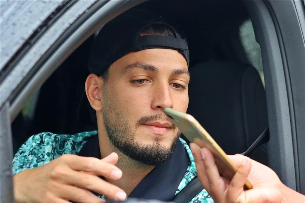 Die BVB-Spieler geben in Brackel Autogramme.