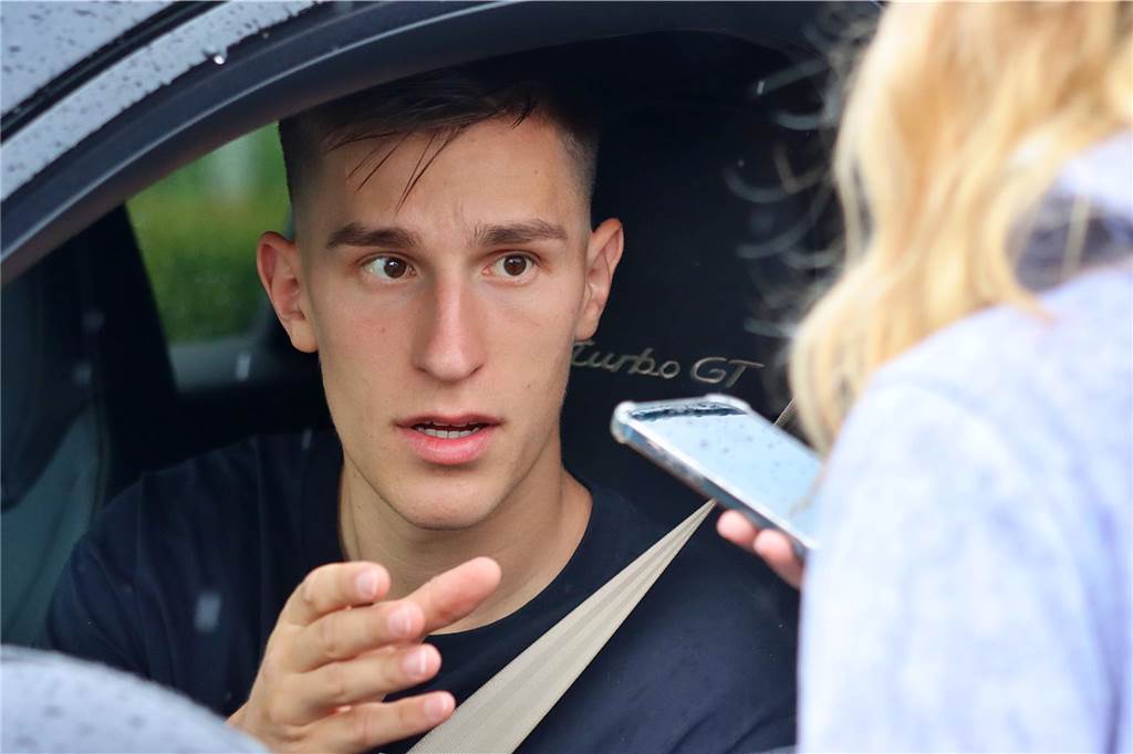 Die BVB-Spieler geben in Brackel Autogramme.