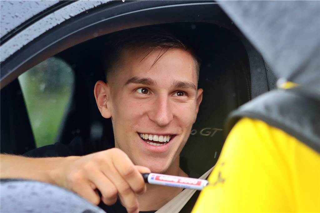 Die BVB-Spieler geben in Brackel Autogramme.
