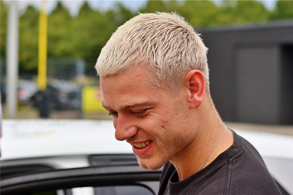 Die BVB-Spieler geben in Brackel Autogramme.