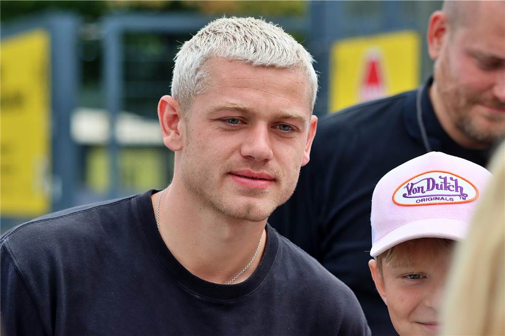 Die BVB-Spieler geben in Brackel Autogramme.