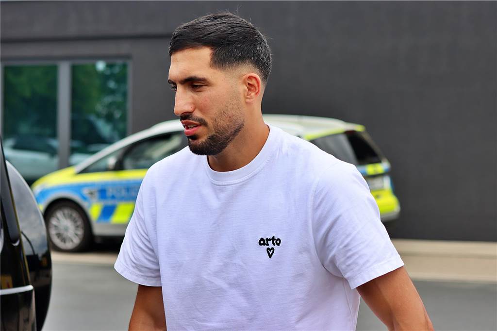 Die BVB-Spieler geben in Brackel Autogramme.